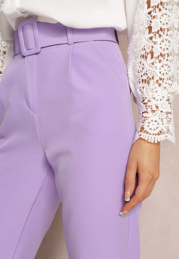 Renee - Fioletowe Spodnie Garniturowe High Waist z Paskiem Wenus. Okazja: na spotkanie biznesowe, na co dzień. Stan: podwyższony. Kolor: fioletowy. Materiał: tkanina, materiał. Wzór: gładki, jednolity. Styl: biznesowy, casual