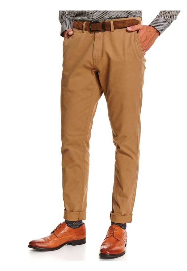 TOP SECRET - Spodnie strukturalne typu chino. Kolor: brązowy. Materiał: tkanina. Sezon: jesień. Styl: klasyczny