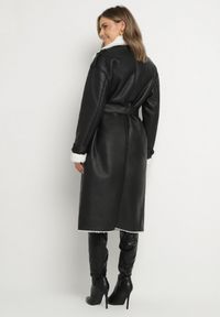 Born2be - Czarny Dwurzędowy Płaszcz z Imitacji Skóry z Wiązanym Paskiem i Futrem Guritte. Okazja: na co dzień. Typ kołnierza: golf. Kolor: czarny. Materiał: futro, skóra. Długość rękawa: długi rękaw. Długość: długie. Styl: casual, elegancki, klasyczny #3