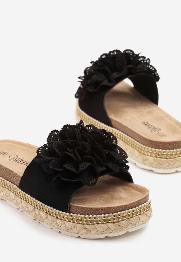 Renee - Czarne Klapki z Ozdobą 3D Kinalira. Okazja: na co dzień. Kolor: czarny. Materiał: jeans. Wzór: aplikacja. Sezon: lato. Styl: elegancki, casual, wizytowy