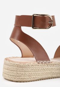 Renee - Brązowe Sandały VICES na Platformie z Plecionki z Szerokim Paskiem z Klamrą Jurelle. Okazja: na spacer. Zapięcie: klamry. Kolor: brązowy. Materiał: jeans, len. Wzór: haft. Sezon: lato. Obcas: na platformie. Styl: boho #9