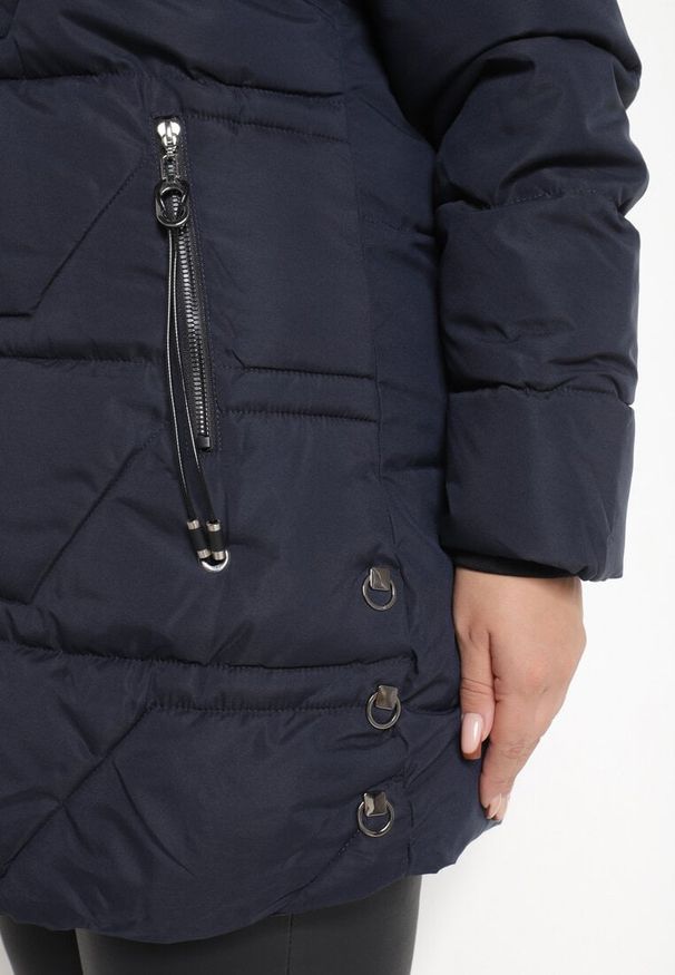 Born2be - Granatowa Kurtka Pikowana o Prostym Kroju z Kapturem z Odpinanym Futrem Elrinnisa. Okazja: na co dzień. Typ kołnierza: kaptur. Kolekcja: plus size. Kolor: niebieski. Długość: długie. Wzór: aplikacja. Materiał: futro. Długość rękawa: długi rękaw. Styl: elegancki, casual