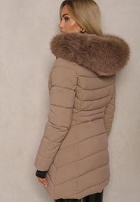 Renee - Ciemnobeżowa Pikowana Kurtka z Podszewką z Polarem i Kapturem z Futrzanym Obszyciem Eventina. Okazja: na co dzień. Kolor: beżowy. Materiał: polar, futro. Styl: elegancki, casual #4