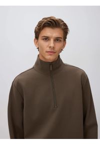 Reserved - Gładka bluza ze stójką - brązowy. Typ kołnierza: kołnierzyk stójkowy. Kolor: brązowy. Materiał: bawełna, dzianina. Wzór: gładki