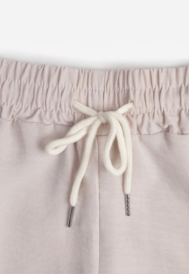 Born2be - Jasnobeżowe Spodnie z Prostą Nogawką i Kieszeniami oraz Sznurkiem w Talii Qulai. Okazja: na co dzień, na spacer. Kolor: beżowy. Styl: klasyczny, casual