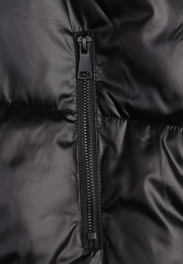 Born2be - Czarna Pikowana Kamizelka z Odpinanym Kapturem Winncea. Okazja: na co dzień. Kolor: czarny. Materiał: jeans. Styl: casual