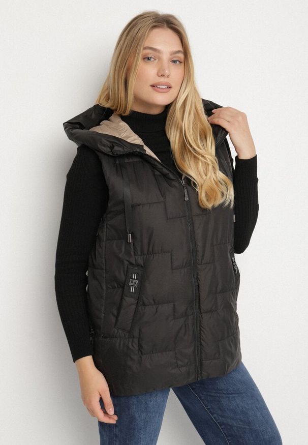 Born2be - Czarna Pikowana Kamizelka z Kapturem i Sznurkami Imvila. Okazja: na co dzień. Typ kołnierza: kaptur. Kolor: czarny. Materiał: jeans. Wzór: aplikacja. Styl: klasyczny, casual, elegancki