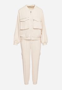 Born2be - Beżowy Komplet Dresowy w Stylu Cargo Spodnie i Bluza z Imitacją Kieszeni Ivelhiris. Kolor: beżowy. Materiał: dresówka