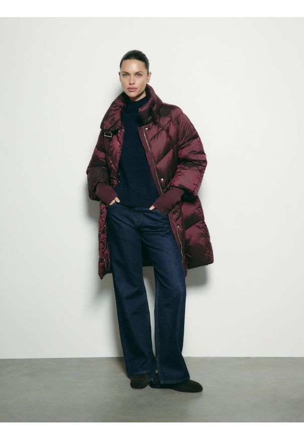 Reserved - Długa pikowana kurtka - burgundowy. Kolor: czerwony. Materiał: tkanina. Długość: długie