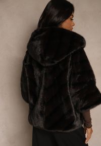 Renee - Czarna Kurtka Futrzana o Kroju Oversize z Kapturem i Rękawami 3/4 Titene. Okazja: na co dzień. Typ kołnierza: kaptur. Kolor: czarny. Materiał: futro. Sezon: zima. Styl: klasyczny, casual, elegancki #5