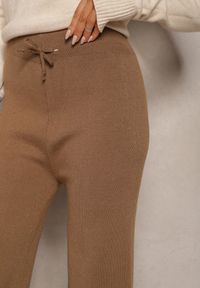Renee - Jasnobrązowe Spodnie o Szerokim Kroju High Waist z Cyrkoniami i Gumką w Pasie Loreitha. Okazja: na co dzień. Stan: podwyższony. Kolor: beżowy. Materiał: zamsz, satyna. Wzór: aplikacja. Styl: casual #4