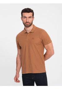 Ombre Clothing - Męska koszulka polo jednokolorowa BASIC z dzianiny pique - brązowa V23. Okazja: na co dzień. Typ kołnierza: polo. Kolor: brązowy. Materiał: dzianina. Wzór: haft, aplikacja, jednolity. Styl: sportowy, wizytowy, casual #4