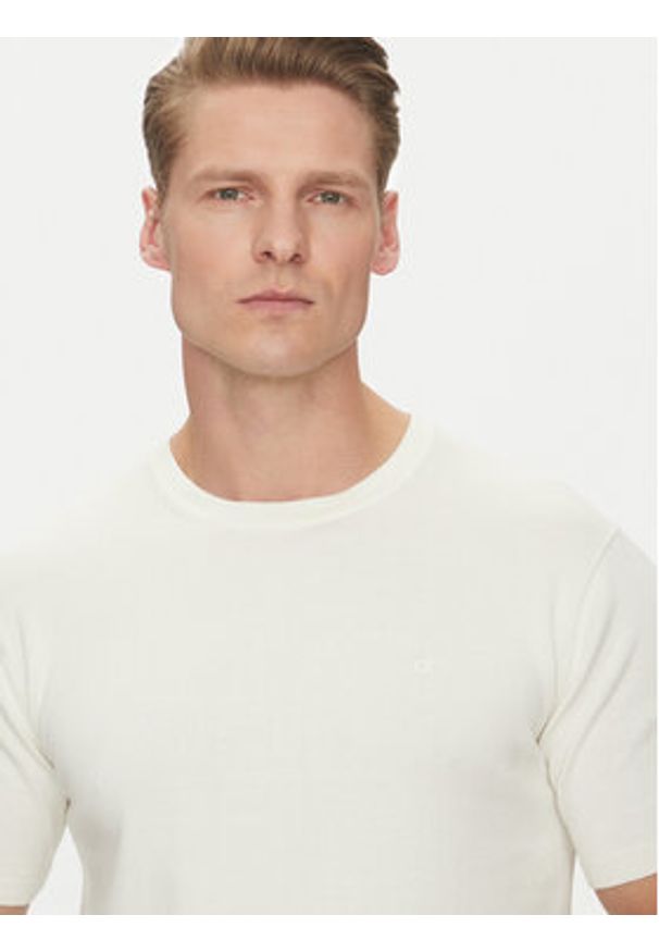 Calvin Klein T-Shirt K10K114485 Écru Regular Fit. Materiał: bawełna