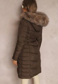 Renee - Brązowa Kurtka Pikowana z Paskiem Delione. Kolor: brązowy. Materiał: jeans, futro, materiał. Długość rękawa: długi rękaw. Długość: długie. Wzór: jednolity, gładki