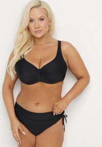 Born2be - Czarne Bikini Biustonosz z Marszczeniem i Majtki Figi ze Ściągaczami Sarimine. Kolekcja: plus size. Kolor: czarny. Materiał: jeans