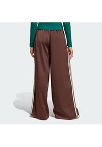 Adidas - adidas Spodnie dresowe adicolor Satin KD2541 Brązowy Wide Leg. Kolor: brązowy. Materiał: syntetyk #2