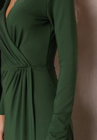 Renee - Ciemnozielona Sukienka Agathelle. Kolor: zielony. Wzór: aplikacja. Typ sukienki: kopertowe. Styl: glamour. Długość: maxi