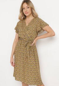 Born2be - Żółta Sukienka z Wiskozy z Kopertowym Dekoltem i Gumką w Talii Moanalise. Kolor: żółty. Materiał: wiskoza. Sezon: lato. Typ sukienki: kopertowe #5