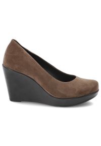 Czółenka damskie Karino, na wysokim stabilnym koturnie eleganckie skórzane wsuwane i wygodne, brązowe, 1224-015-P. Okazja: na co dzień, na spotkanie biznesowe. Zapięcie: bez zapięcia. Kolor: brązowy. Materiał: skóra, welur, tworzywo sztuczne. Obcas: na koturnie. Styl: elegancki #4