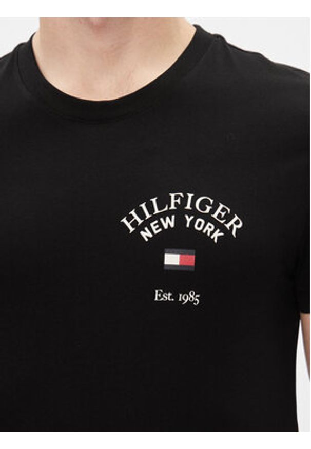 TOMMY HILFIGER - Tommy Hilfiger T-Shirt Arch Varsity Tee MW0MW33689 Czarny Regular Fit. Kolor: czarny. Materiał: bawełna
