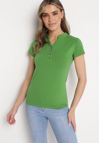 Born2be - Zielony T-shirt Koszulka z Bawełny z Metalicznymi Guzikami Cariena. Okazja: na co dzień. Typ kołnierza: dekolt w kształcie V. Kolor: zielony. Materiał: bawełna. Styl: casual #6