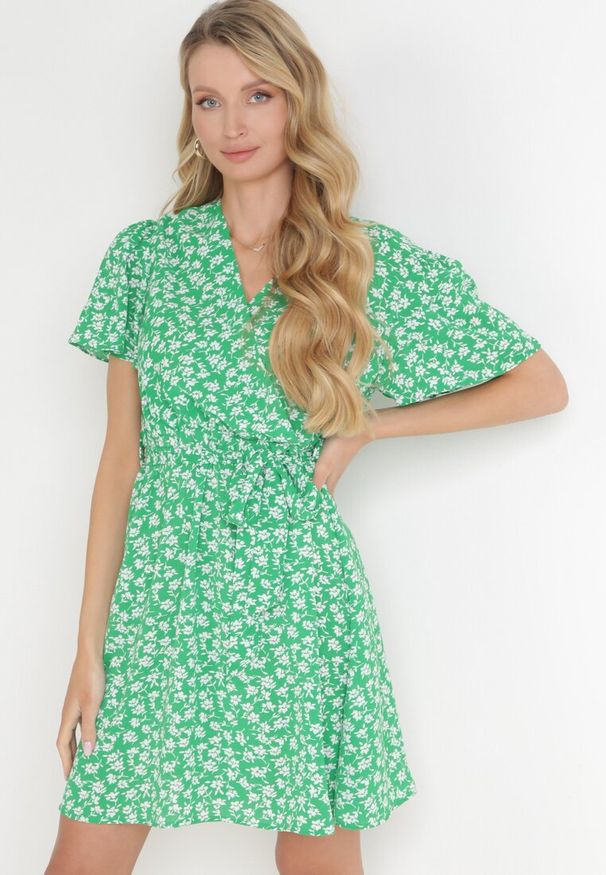 Born2be - Zielona Sukienka z Gumką w Talii i Kopertowym Dekoltem Kolone. Kolor: zielony. Typ sukienki: kopertowe