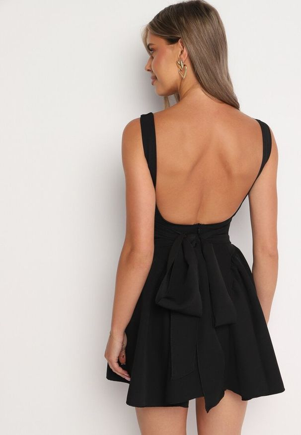 Born2be - Czarna Rozkloszowana Sukienka na Ramiączkach z Kwadratowym Dekoltem Sastorea. Okazja: na spacer, na imprezę. Typ kołnierza: dekolt kwadratowy. Kolor: czarny. Materiał: jeans. Długość rękawa: na ramiączkach. Wzór: aplikacja. Sezon: lato. Styl: wizytowy