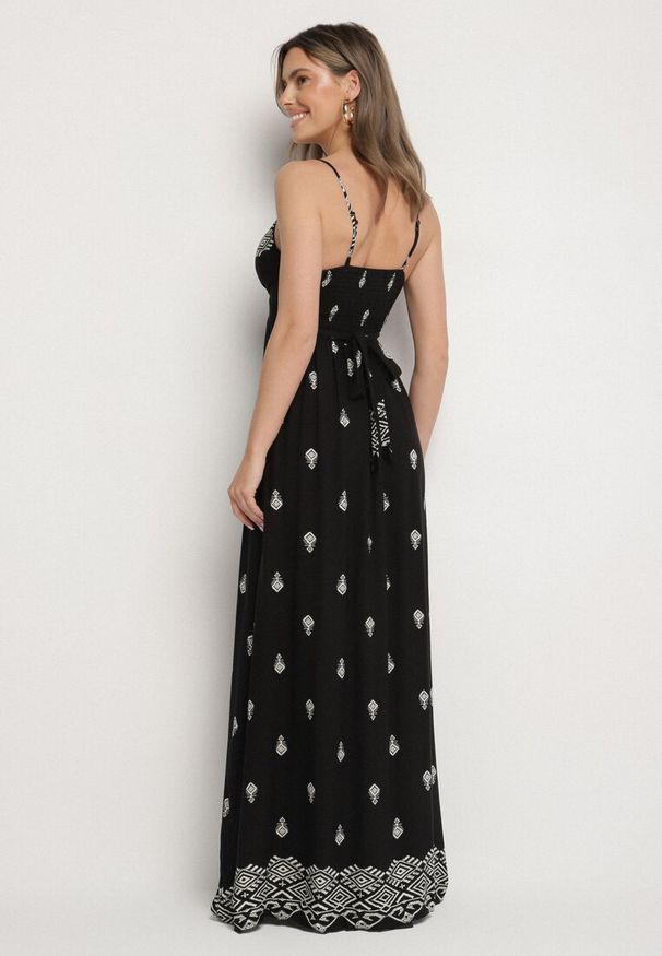 Born2be - Czarna Bawełniana Sukienka Rozkloszowana z Kopertowym Dekoltem i Wiązaniem Revevra. Okazja: na randkę, na co dzień. Typ kołnierza: dekolt kopertowy. Kolor: czarny. Materiał: bawełna. Długość rękawa: na ramiączkach. Typ sukienki: kopertowe. Styl: casual