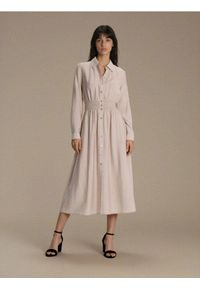 Sinsay - Wiskozowa koszulowa sukienka midi z ozdobnym marszczeniem - szary. Kolor: szary. Materiał: wiskoza. Typ sukienki: koszulowe. Długość: midi #1
