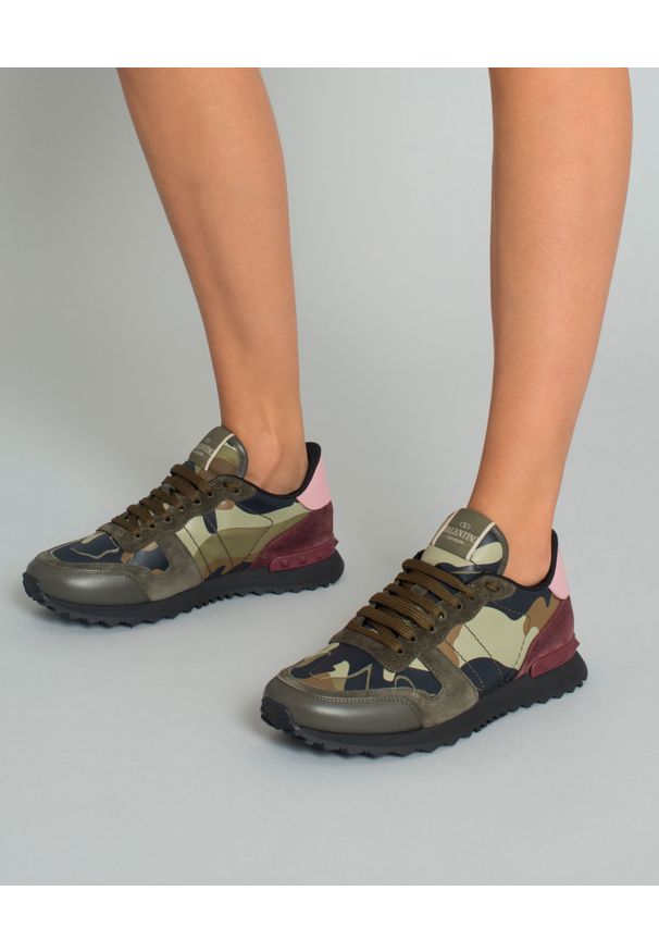 VALENTINO - Sneakersy Rockrunner. Kolor: czarny. Materiał: zamsz, guma, materiał. Wzór: aplikacja, moro
