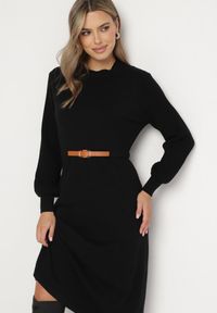 Born2be - Czarna Sukienka z Wiskozą Ozdobiona Plisowanymi Rękawami i Paskiem Daikari. Kolor: czarny. Materiał: wiskoza. Wzór: aplikacja. Sezon: zima