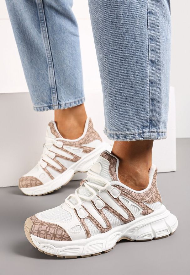 Renee - Ciemnobeżowe Sneakersy Ozdobione Tłoczeniem i Wstawkami Keladavia. Kolor: beżowy. Materiał: jeans. Wzór: aplikacja