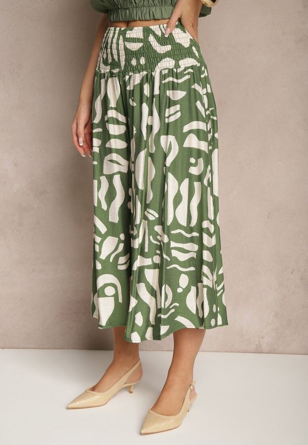Renee - Zielone Szerokie Spodnie Culottes z Gumką Zdobione Geometrycznym Printem Sartebia. Okazja: na co dzień. Kolor: zielony. Wzór: aplikacja, geometria, nadruk. Styl: elegancki, casual