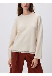 Reserved - Sweter z koronkowym wykończeniem - beżowy. Kolor: beżowy. Materiał: koronka