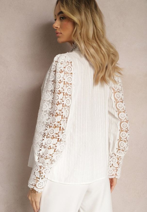 Renee - Biała Elegancka Koszula ze Stójką Ozdobiona Koronką i Perełkami Tebenia. Typ kołnierza: kołnierzyk stójkowy. Kolor: biały. Materiał: koronka. Wzór: aplikacja, koronka. Styl: elegancki