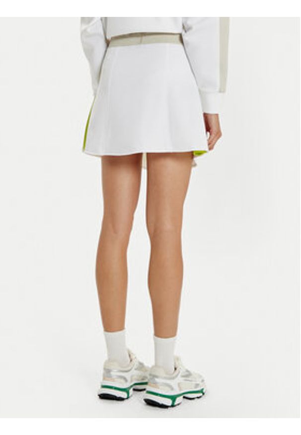 Lacoste Spódnica mini JF2671 Biały Regular Fit. Kolor: biały. Materiał: syntetyk