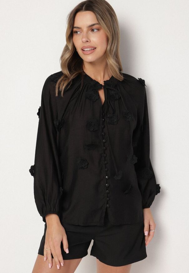 Born2be - Czarna Koszula z Wiskozy Zdobiona Kwiatowymi Aplikacjami i Wiązaniem Sadevire. Okazja: na co dzień. Typ kołnierza: dekolt w serek. Kolor: czarny. Materiał: wiskoza. Długość rękawa: długi rękaw. Długość: długie. Wzór: aplikacja, kwiaty. Styl: elegancki, casual