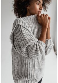 Sweter typu oversize z pagonami szary - CAMBRIDGE by Marsala. Kolor: szary. Materiał: wełna, akryl. Wzór: ze splotem. Sezon: jesień, zima #1