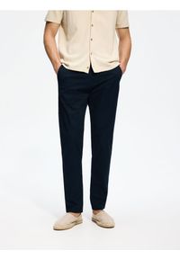 Reserved - Spodnie chino slim fit - granatowy. Kolor: niebieski. Materiał: bawełna, tkanina