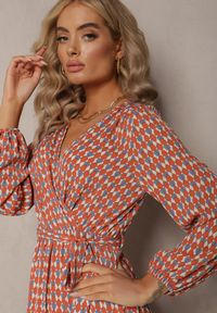 Renee - Pomarańczowa Sukienka z Kopertowym Dekoltem i Falbaną na Dole Ive. Okazja: na co dzień. Kolor: pomarańczowy. Materiał: tkanina. Długość rękawa: długi rękaw. Typ sukienki: kopertowe. Styl: casual, elegancki
