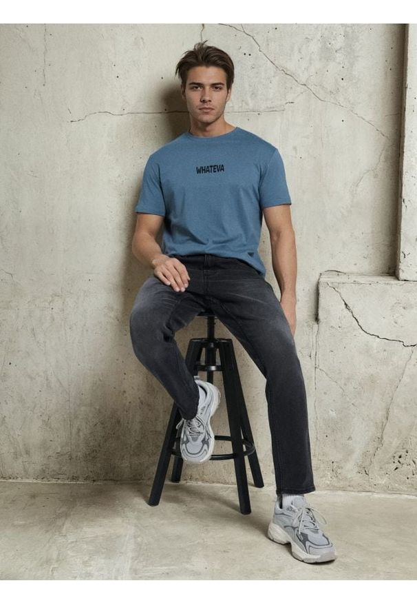 Sinsay - Jeansy regular fit z efektem sprania - szary. Kolor: szary