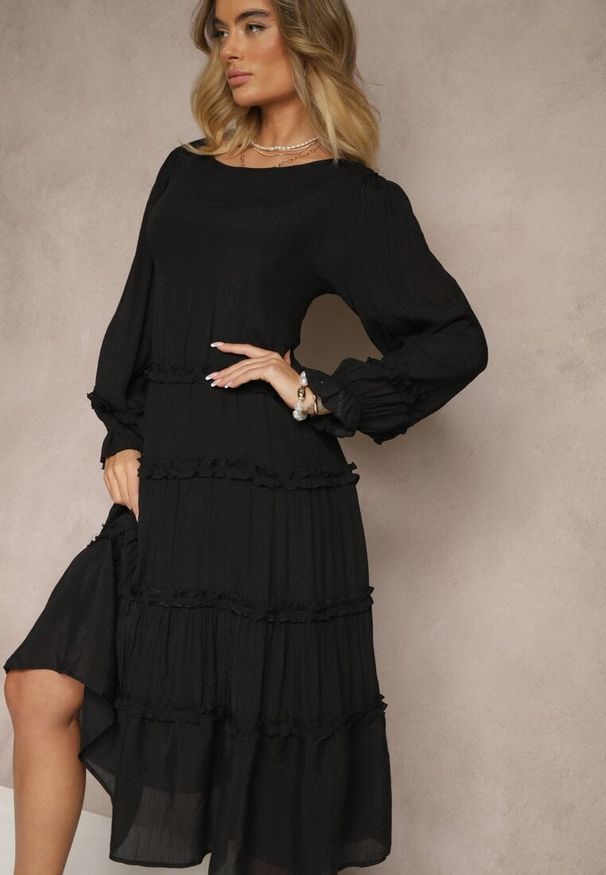 Renee - Czarna Bawełniana Sukienka z Ozdobnymi Falbankami Eranisa. Typ kołnierza: kołnierz z falbankami. Kolor: czarny. Materiał: bawełna. Styl: elegancki