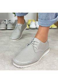 Szare skórzane ażurowe półbuty damskie T.Sokolski W26-01. Okazja: na spacer, na co dzień. Nosek buta: okrągły. Zapięcie: sznurówki. Kolor: szary. Materiał: skóra. Wzór: ażurowy. Sezon: wiosna, lato. Styl: casual, elegancki #1