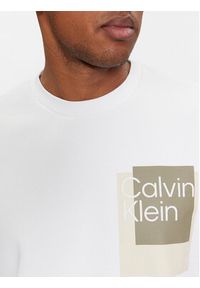 Calvin Klein Bluza Overlay K10K112249 Biały Regular Fit. Kolor: biały. Materiał: bawełna