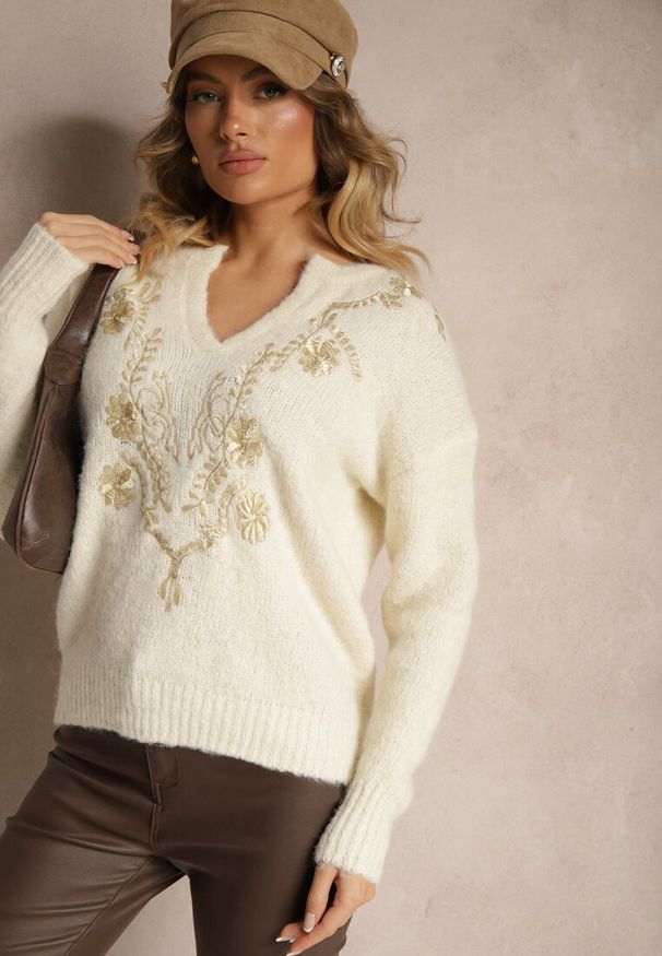 Renee - Jasnobeżowy Sweter z Wełną i Metalicznym Wzorem w Kwiaty Senithea. Okazja: na co dzień. Kolor: beżowy. Materiał: wełna. Długość rękawa: długi rękaw. Długość: długie. Wzór: kwiaty. Sezon: jesień, wiosna. Styl: elegancki, casual