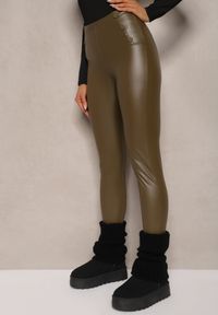Renee - Zielone Legginsy High Waist z Imitacji Skóry z Gumką w Pasie Ozdobione Guzikami Sinairis. Okazja: na spotkanie biznesowe. Stan: podwyższony. Kolor: zielony. Materiał: skóra. Wzór: aplikacja. Styl: biznesowy, klasyczny, rockowy #3