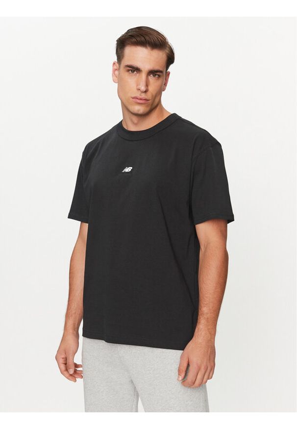 New Balance T-Shirt Athletics Remastered Graphic Cotton Jersey Short Sleeve T-shirt MT31504 Czarny Regular Fit. Kolor: czarny. Materiał: bawełna