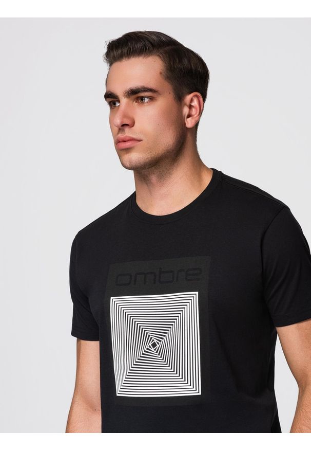 Ombre Clothing - Męska koszulka bawełniana z geometrycznym nadrukiem - czarna V1 - Rozmiar: XXL. Okazja: na co dzień. Kolor: czarny. Materiał: bawełna. Długość rękawa: krótki rękaw. Długość: krótkie. Wzór: geometria, nadruk. Styl: casual