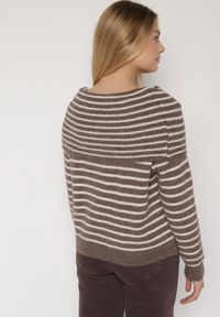 Born2be - Jasnobrązowy Sweter w Paski z Dodatkiem Wełny i Wiskozy z Odkrytymi Ramionami Nedarra. Okazja: na co dzień. Kolor: brązowy. Materiał: wełna, wiskoza. Wzór: paski. Styl: casual, elegancki #4