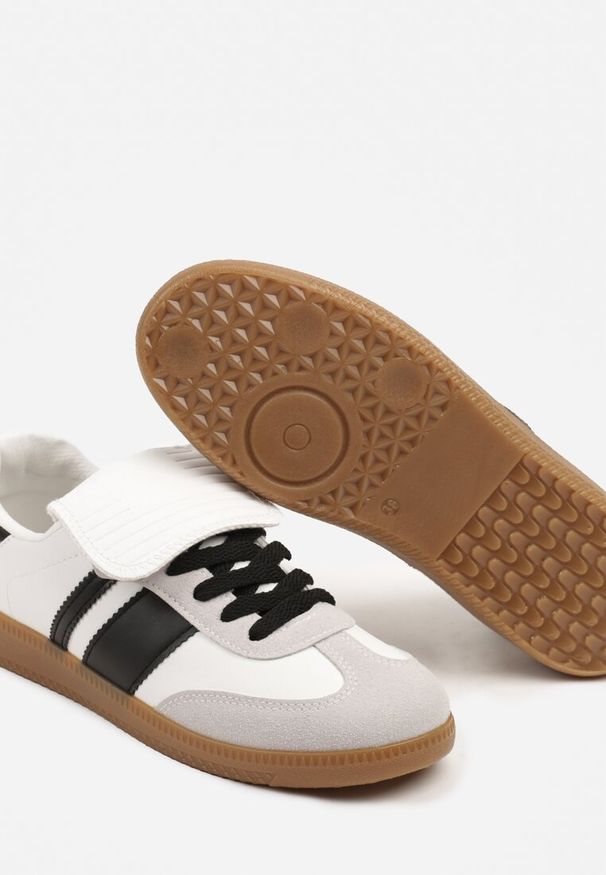 Born2be - Biało-Czarne Sneakersy Tenisówki Ozdobione Wywinięciem Myrloria. Okazja: na spacer, na co dzień. Kolor: biały. Materiał: jeans. Wzór: aplikacja. Sport: turystyka piesza